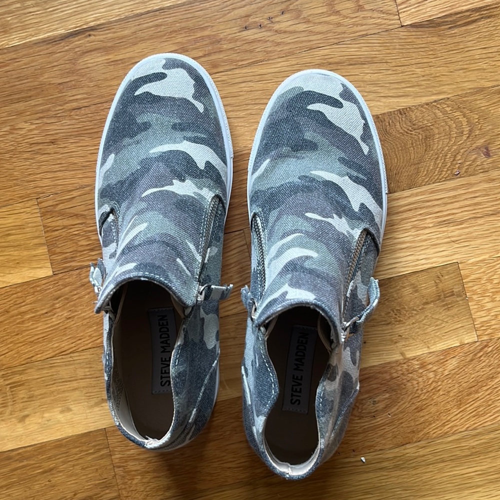 Wedge sneaker